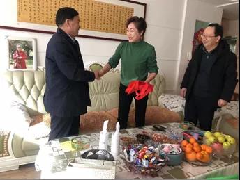 敦煌種業領導看望慰問公司老干部、老黨員及困難黨員職工