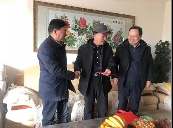 敦煌種業領導看望慰問公司老干部、老黨員及困難黨員職工