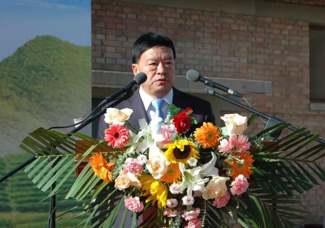 推進制種玉米機械采收 給敦煌種業振興插上科技的翅膀 —— 敦煌種業農業服務有限公司隆重開業 召開機械化采收演示會