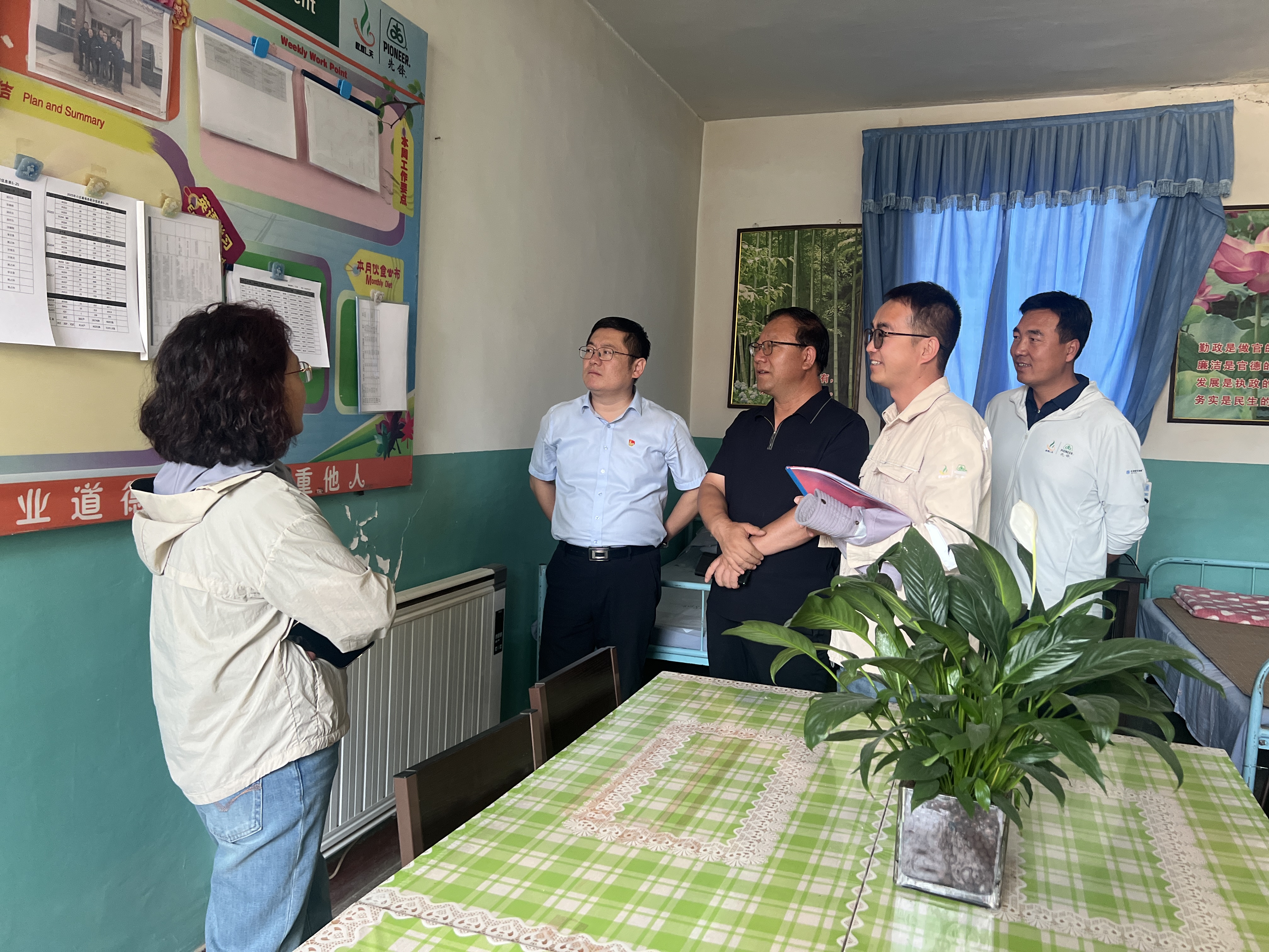 敦煌種業開展“夏送清涼”慰問活動